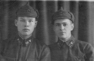 Геннадий Кутняшенко (справа) 1941 год